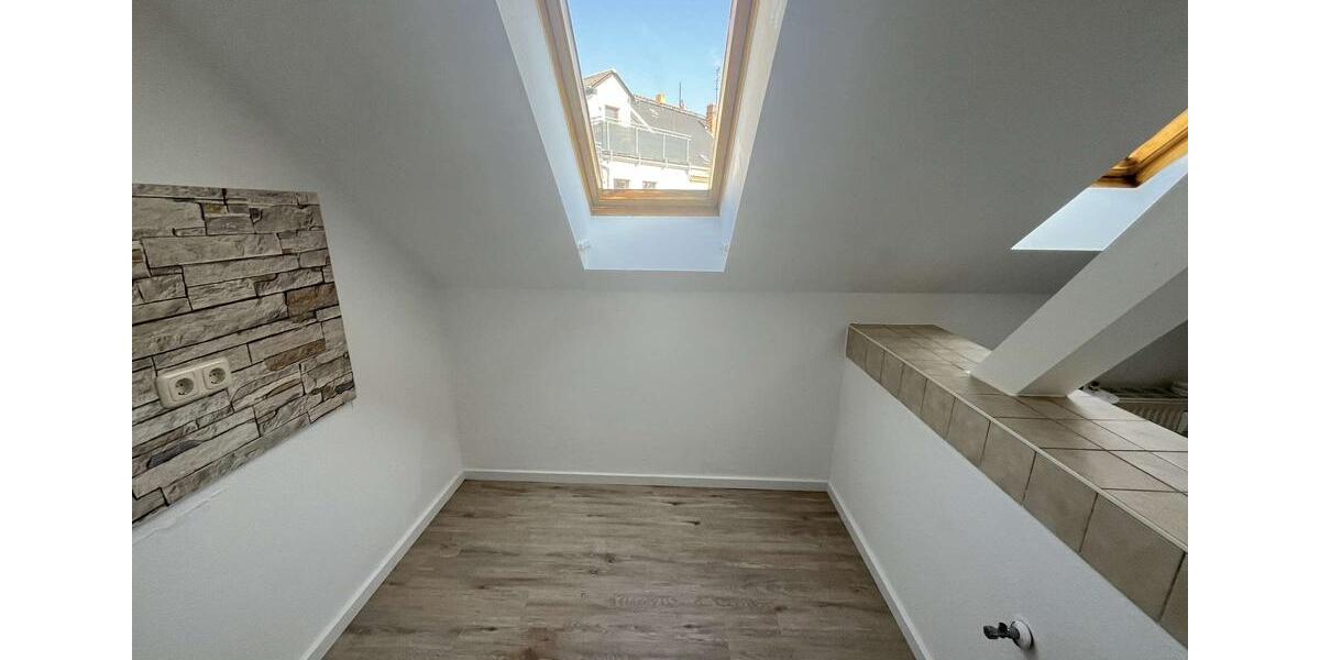 Dachgeschoßwohnung Reichenbach im Vogtland - 4 Zimmer, 77 m&sup2;, 380&euro; | Angebot:26168702