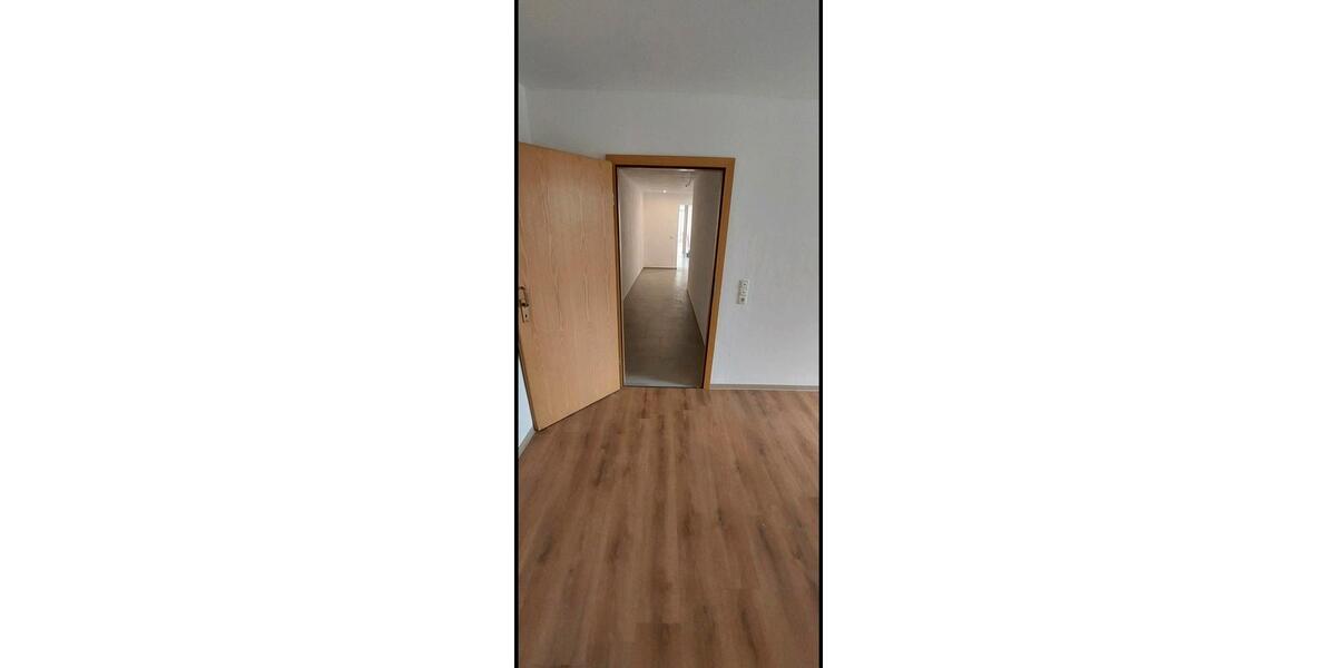 Erdgeschoßwohnung Klingenthal - 4 Zimmer, 150 m&sup2;, 900&euro; | Angebot:25304227