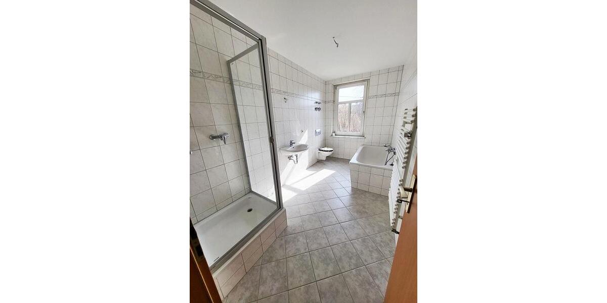 Etagenwohnung Reichenbach im Vogtland - 3 Zimmer, 71 m&sup2;, 425&euro; | Angebot:25442741