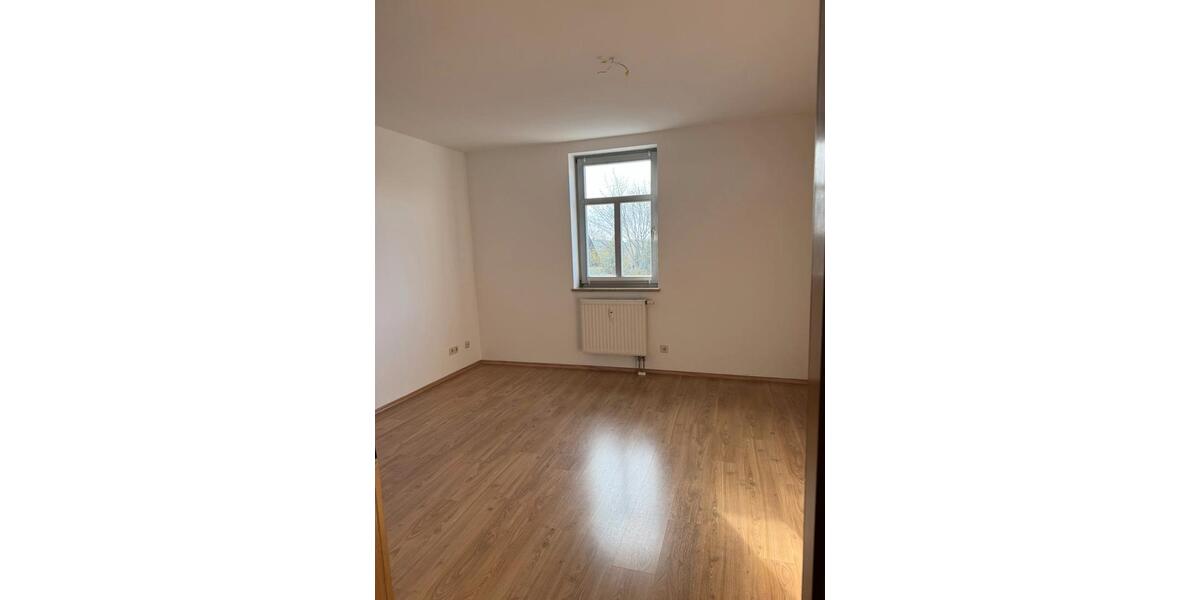 Etagenwohnung Reichenbach im Vogtland - 3 Zimmer, 83 m&sup2;, 465&euro; | Angebot:24571766