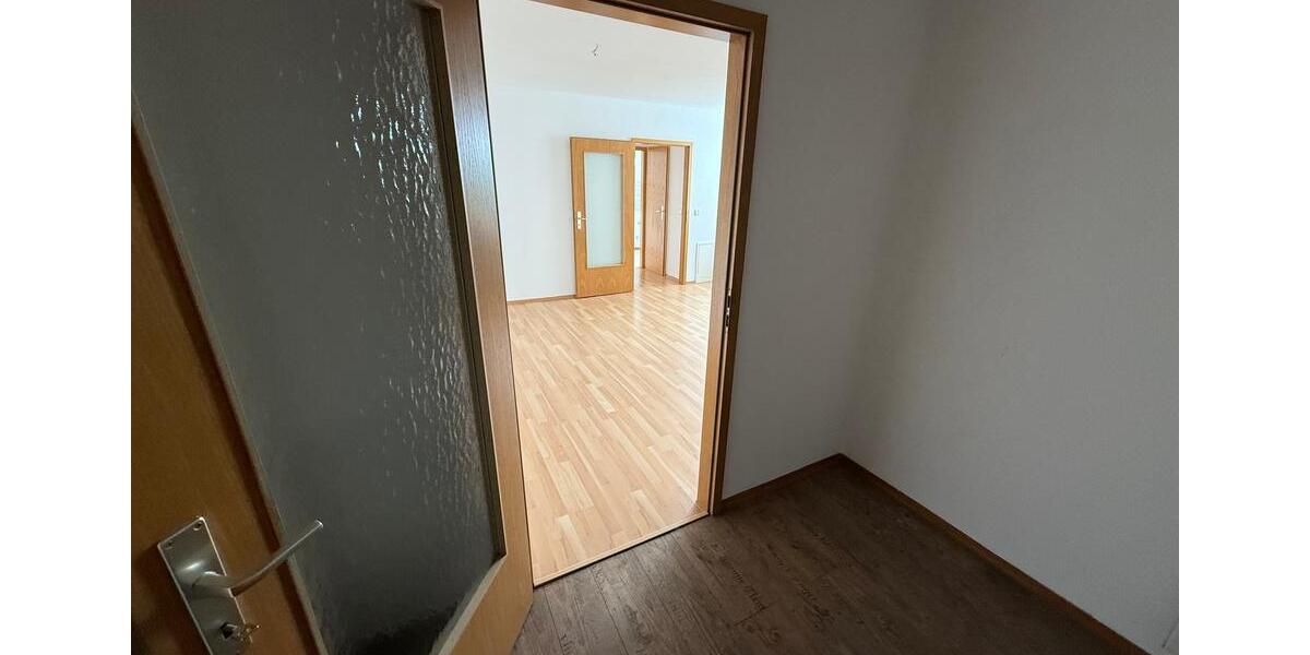 Etagenwohnung Reichenbach im Vogtland - 2 Zimmer, 49 m&sup2;, 225&euro; | Angebot:23150130