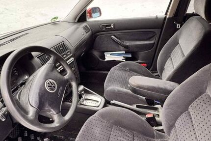 VW Golf 180.000 km 2.399 &euro; Pausa/ OT Thierbach 07952